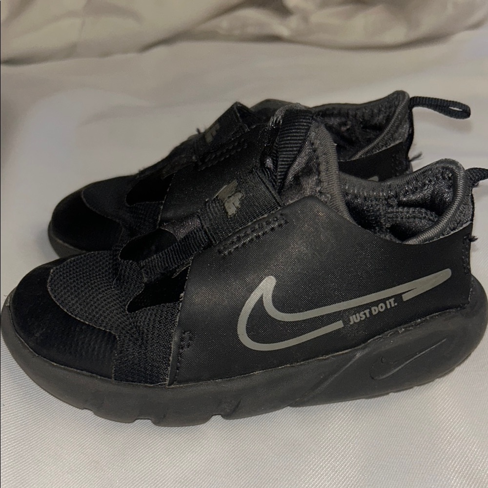 Nike Black Sneakers with Cushioned Midsole and Minimalist Design